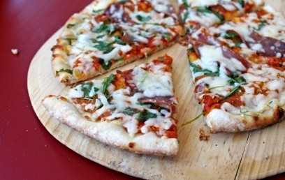 Pizza au bacon, mozzarella et roquette