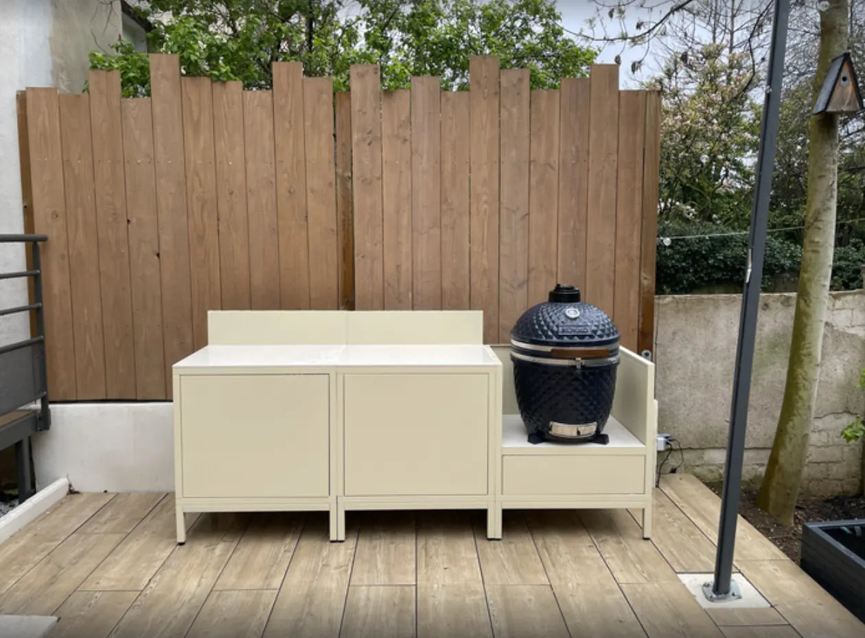 Cuisine extérieure Kokko coloris crème installée en extérieur avec kamado