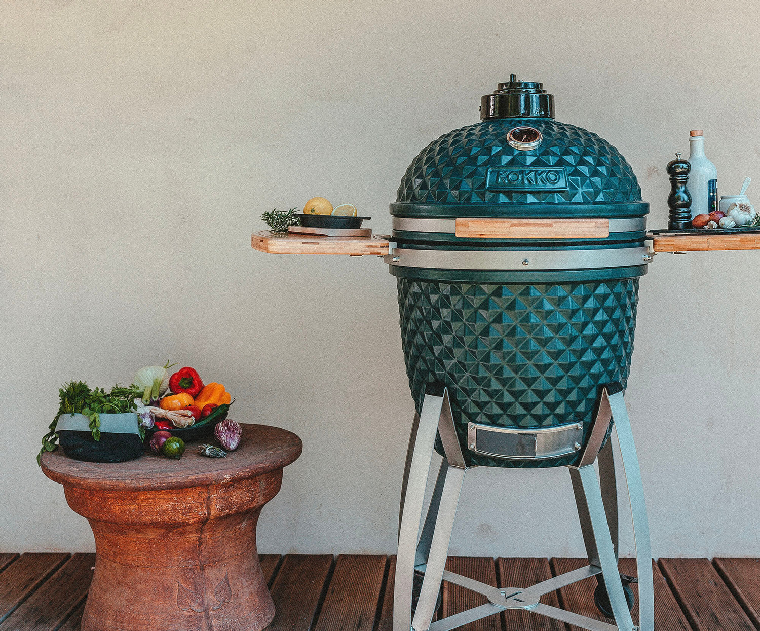 Kamado Kokko XL présenté avec accessoires de cuisson.