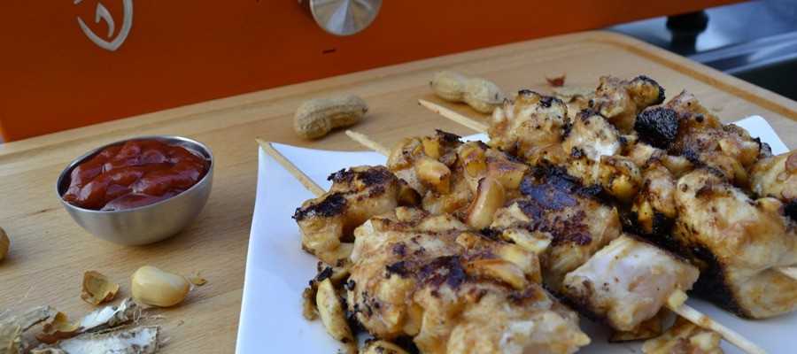 Brochettes de poulet croquantes au beurre de cacahuète