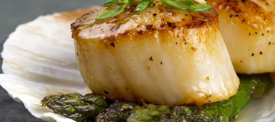 Saint Jacques sur lit d'asperges confites