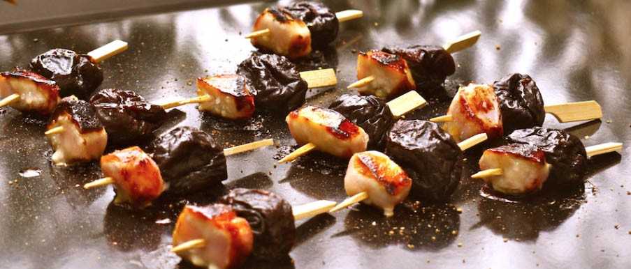 Brochettes de lapin, miel et pruneaux