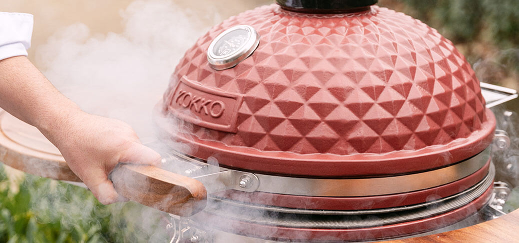 Kamado Kokko rouge oxyde fumant