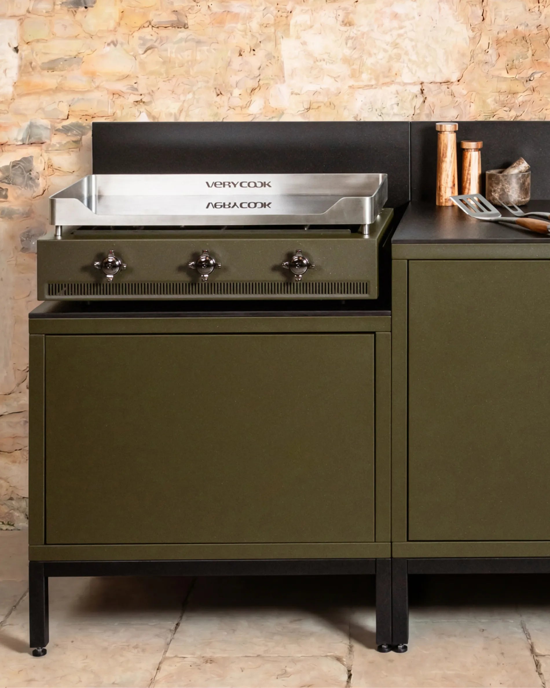 Verycook plancha installed on an olive green PILOTIS module, outdoor kitchen with copper accessories
