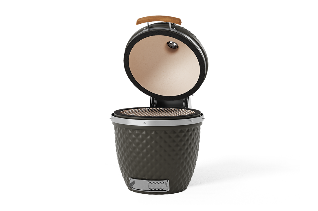 Allumage du kamado Kokko XL 22 pouces avec le couvercle ouvert.
