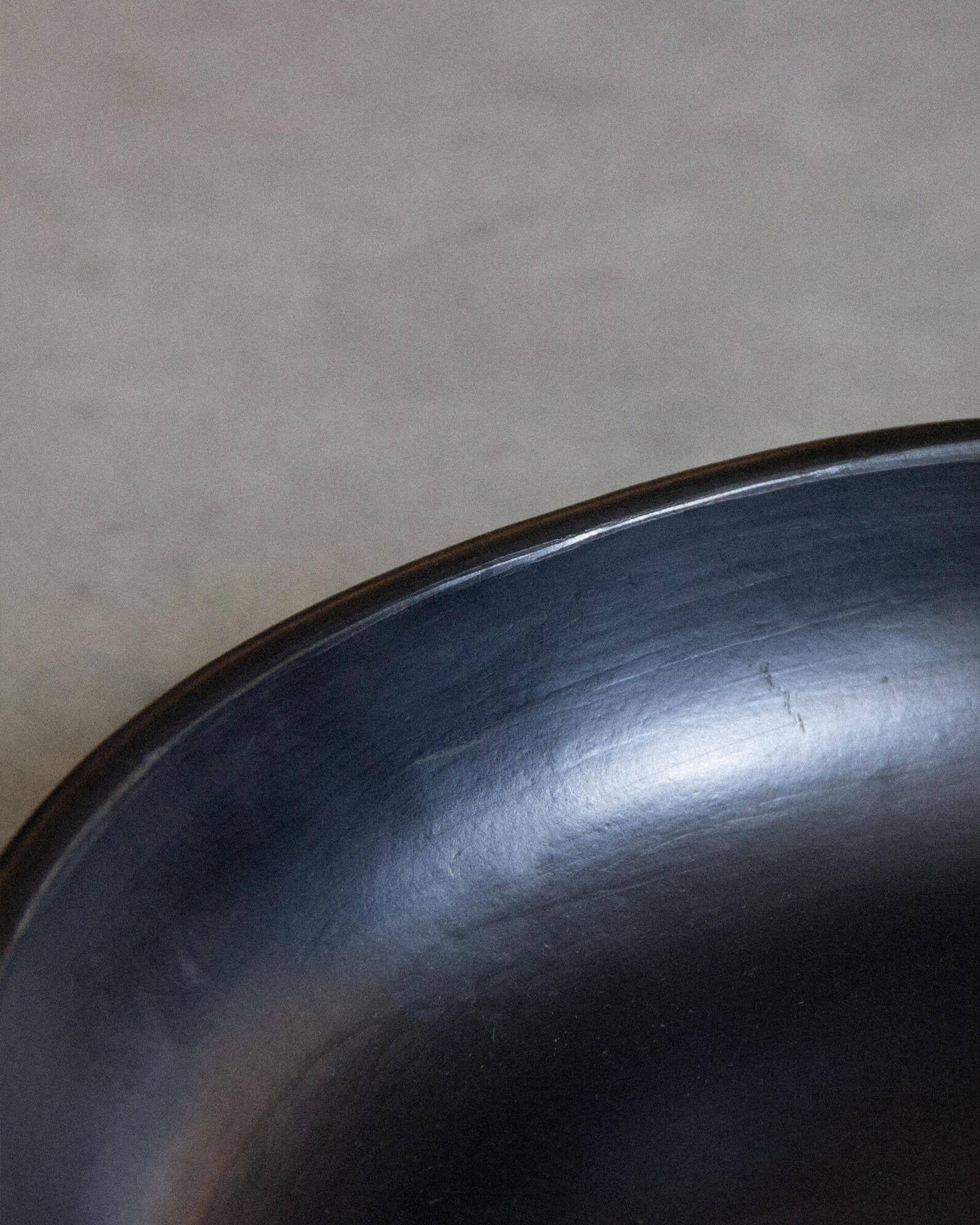 Assiette en argile noire Chamba