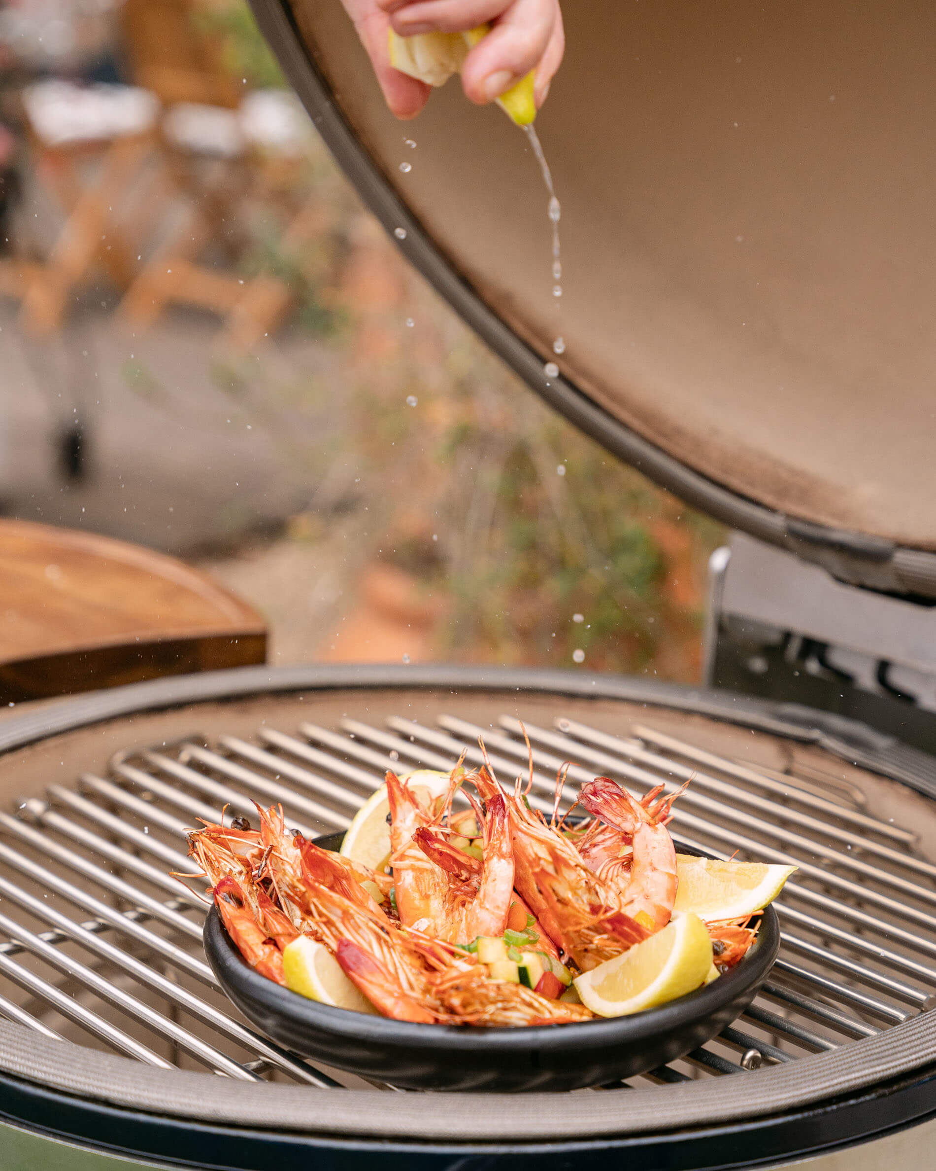 Assiette en argile noire Chamba dans kamado