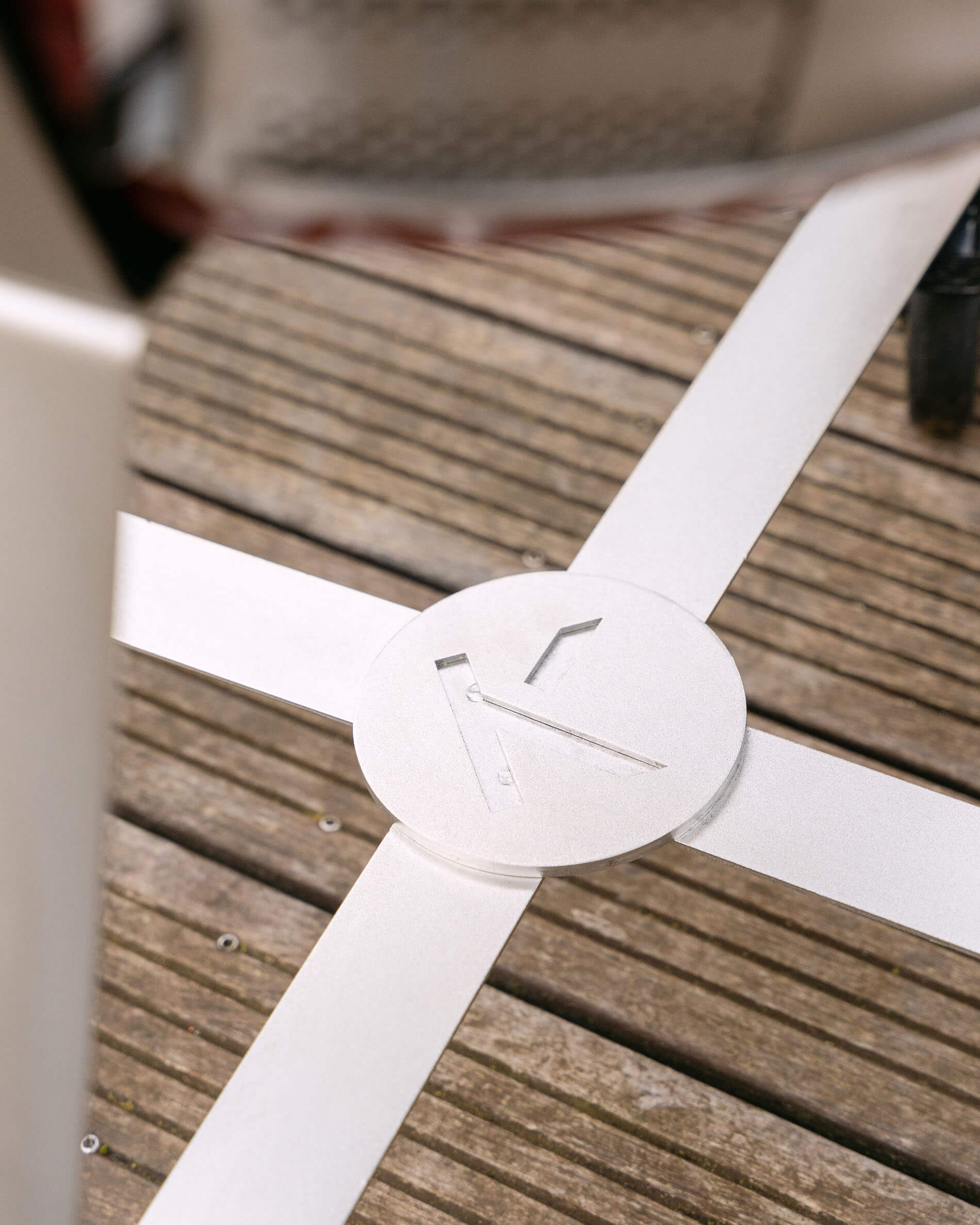 Close-up of the metal reinforcement cross under the kamado cart shelf, ensuring overall stability.