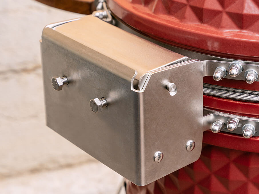 Charnière easy-lift en inox du kamado Kokko, conçue pour faciliter l’ouverture du couvercle en céramique.