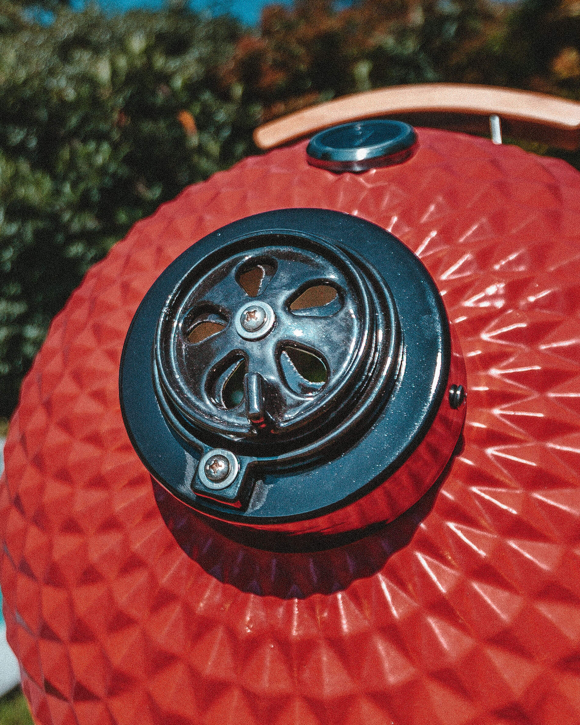 Détail de la cheminée en fonte assurant la gestion de la fumée du kamado.