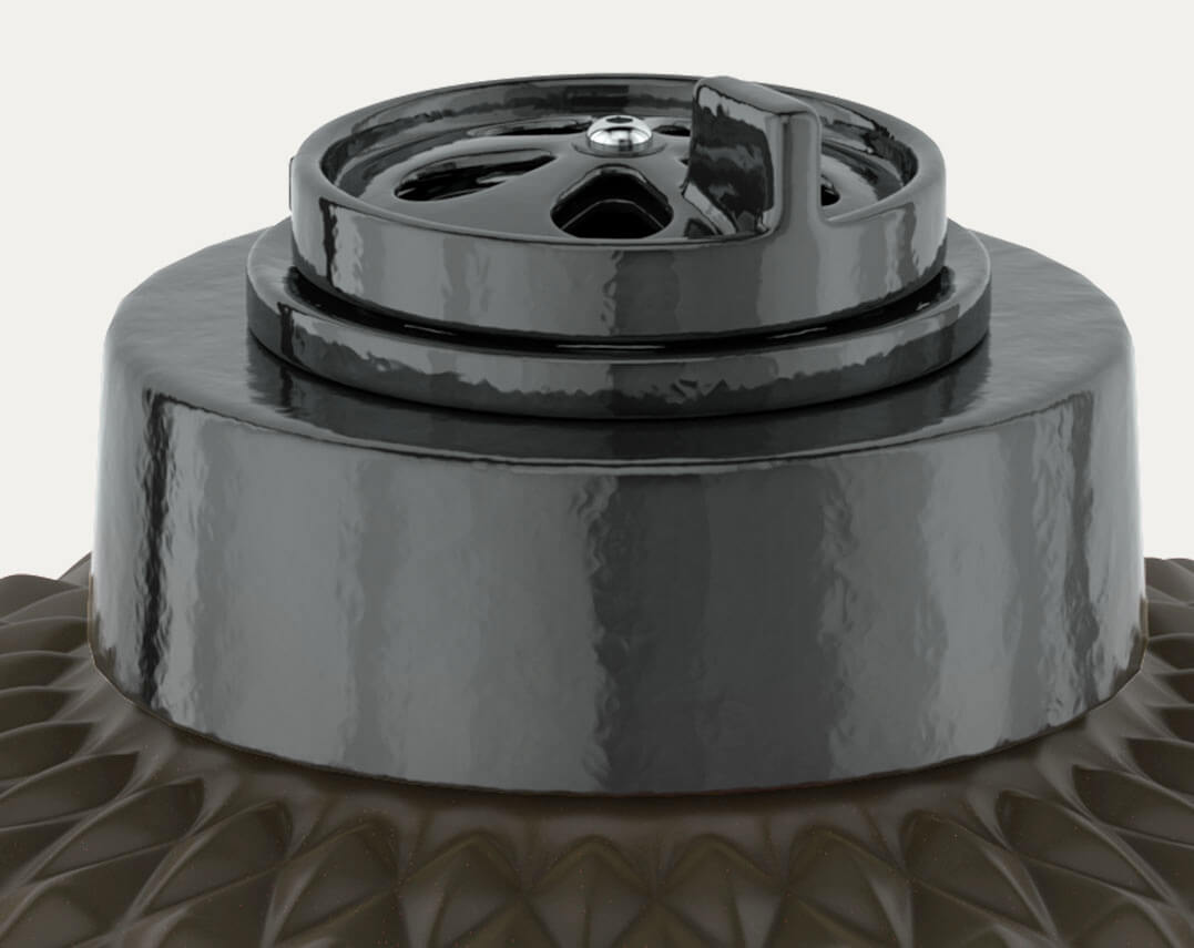 Cheminée en fonte du kamado Kokko XL pour le contrôle du tirage.