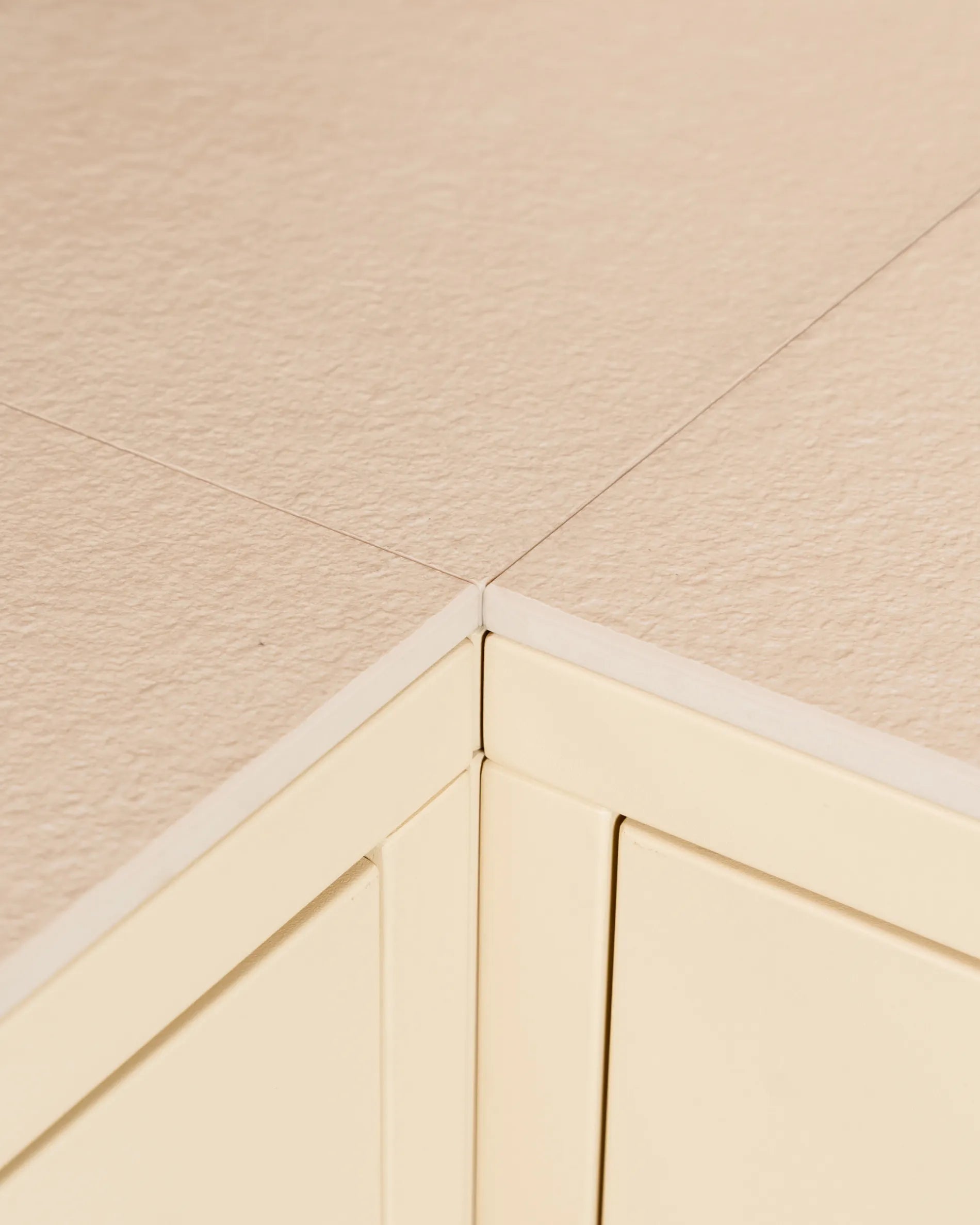 Detail of corner and assembly of Kokko cream outdoor kitchen
