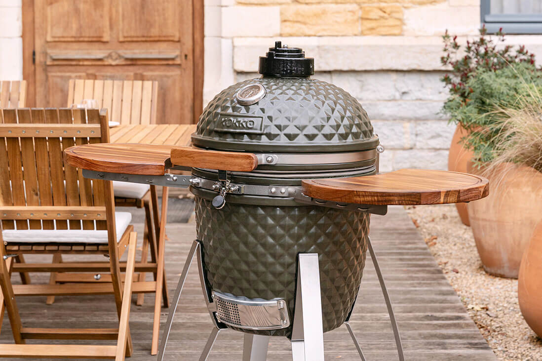 Kamado Kokko 18 pouces présenté en fonctionnement, montrant l’ouverture du couvercle, la gestion de l’air et l’utilisation du barbecue en situation réelle.