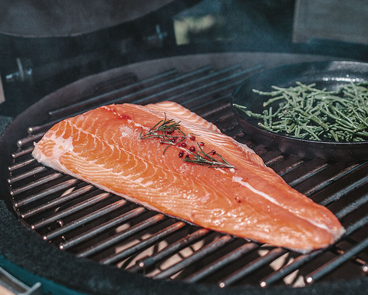 Filet de poisson en fumage à froid dans un kamado Kokko XL.