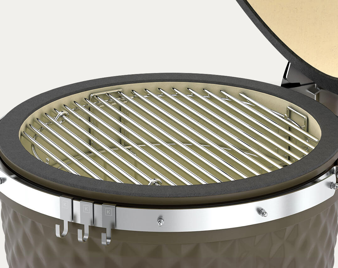 Grille de cuisson en inox 8 mm installée dans un kamado Kokko XL.