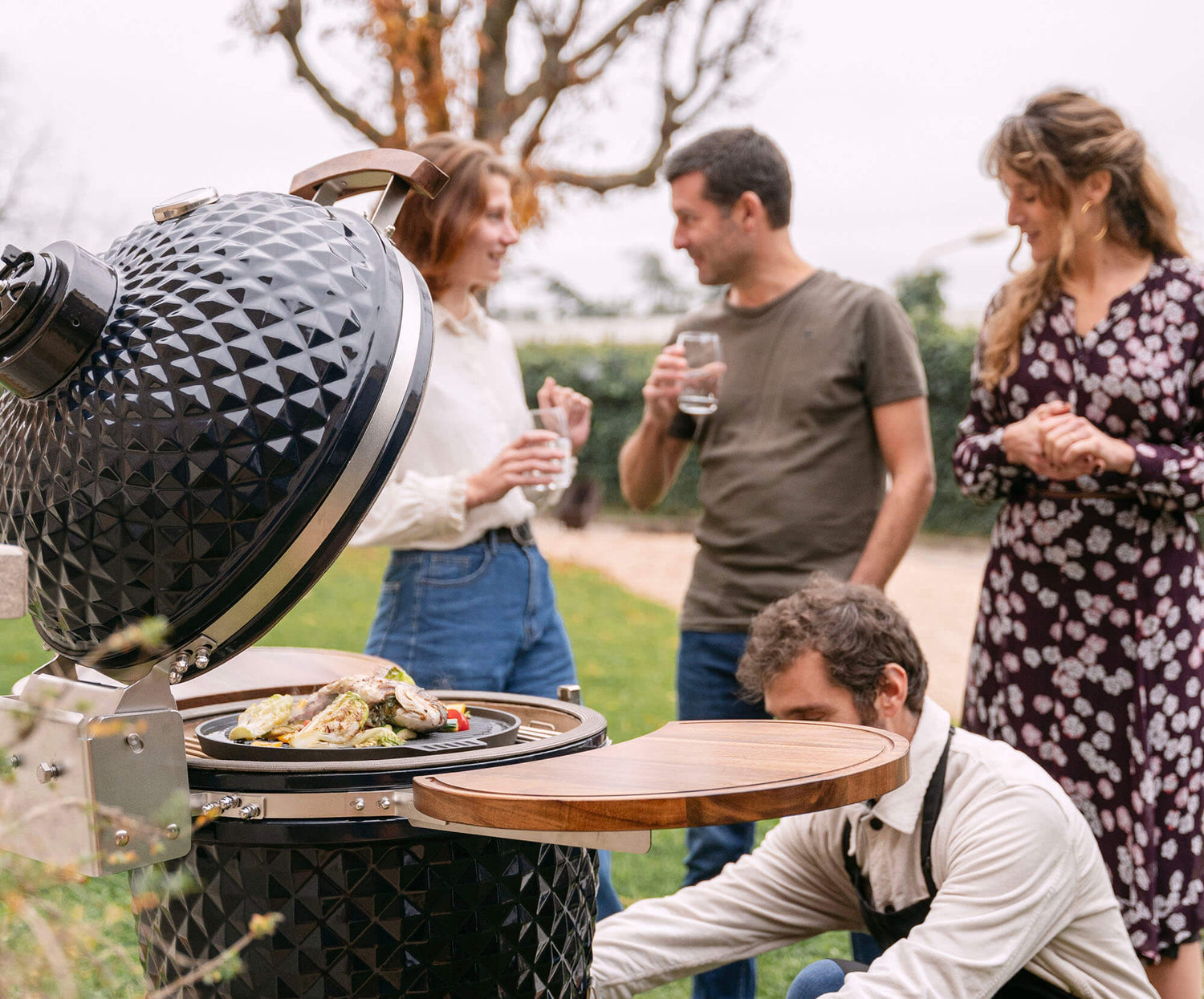 Kamado Kokko new edition in use, with food cooking to showcase conviviality and the performance of the barbecue.