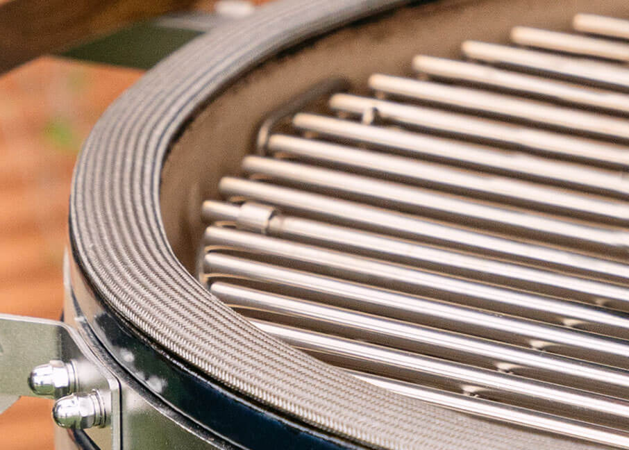 Détail du joint en fibre de verre du kamado Kokko, positionné entre la cuve et le couvercle pour assurer l’étanchéité et la maîtrise de la température.