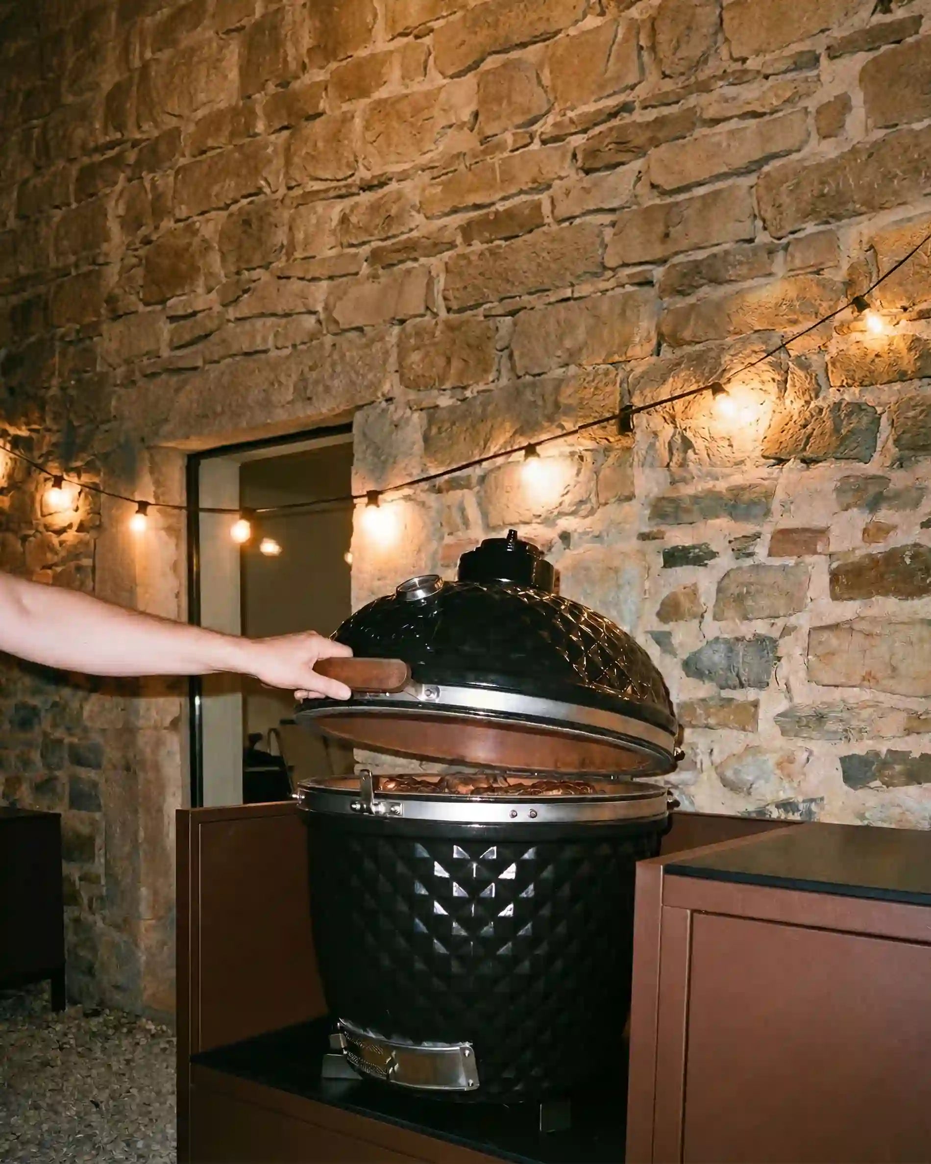 Kamado barbecue intégré dans cuisine extérieure Kokko