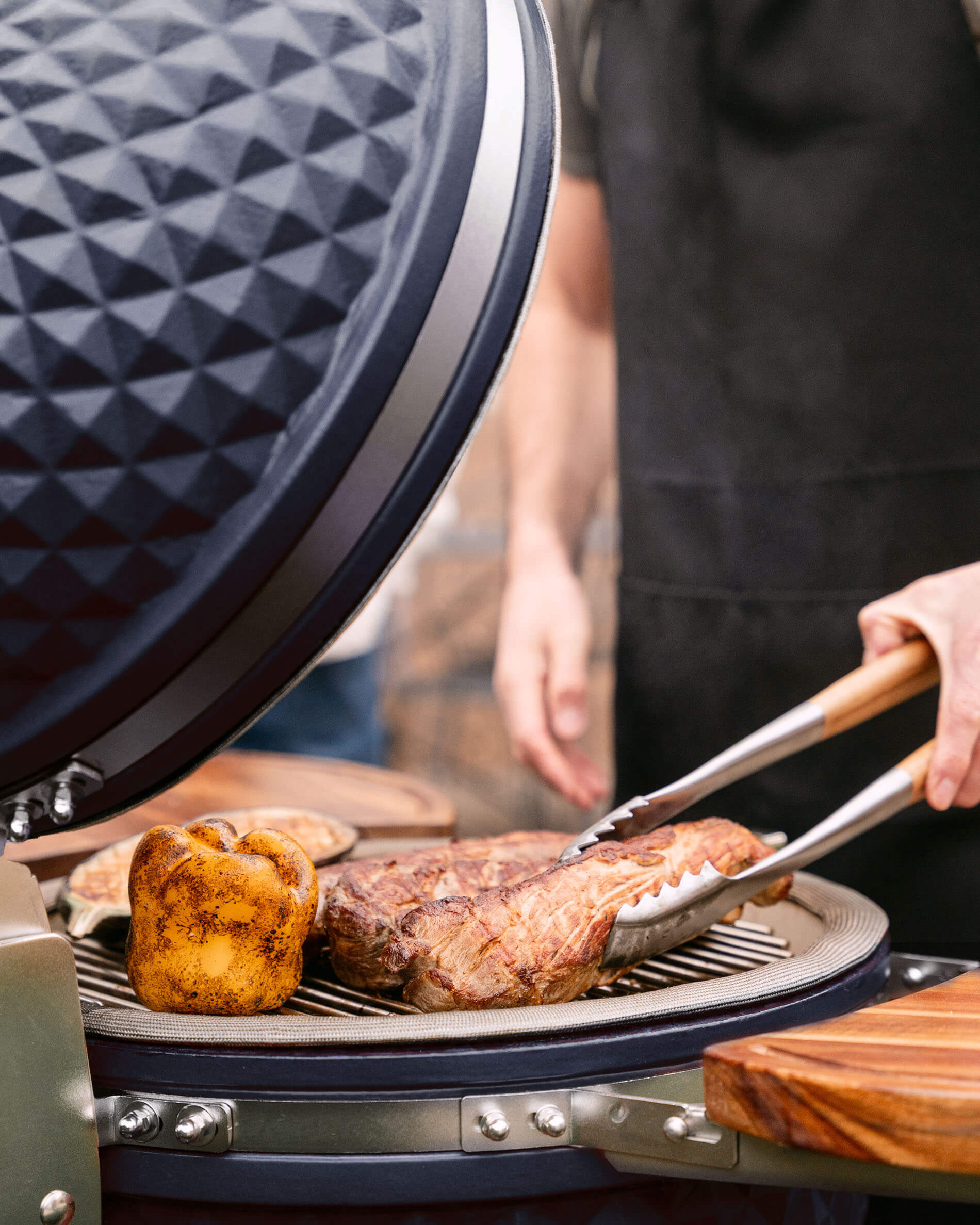 Kamado Kokko L 18 pouces bleu marine en situation de grillades.