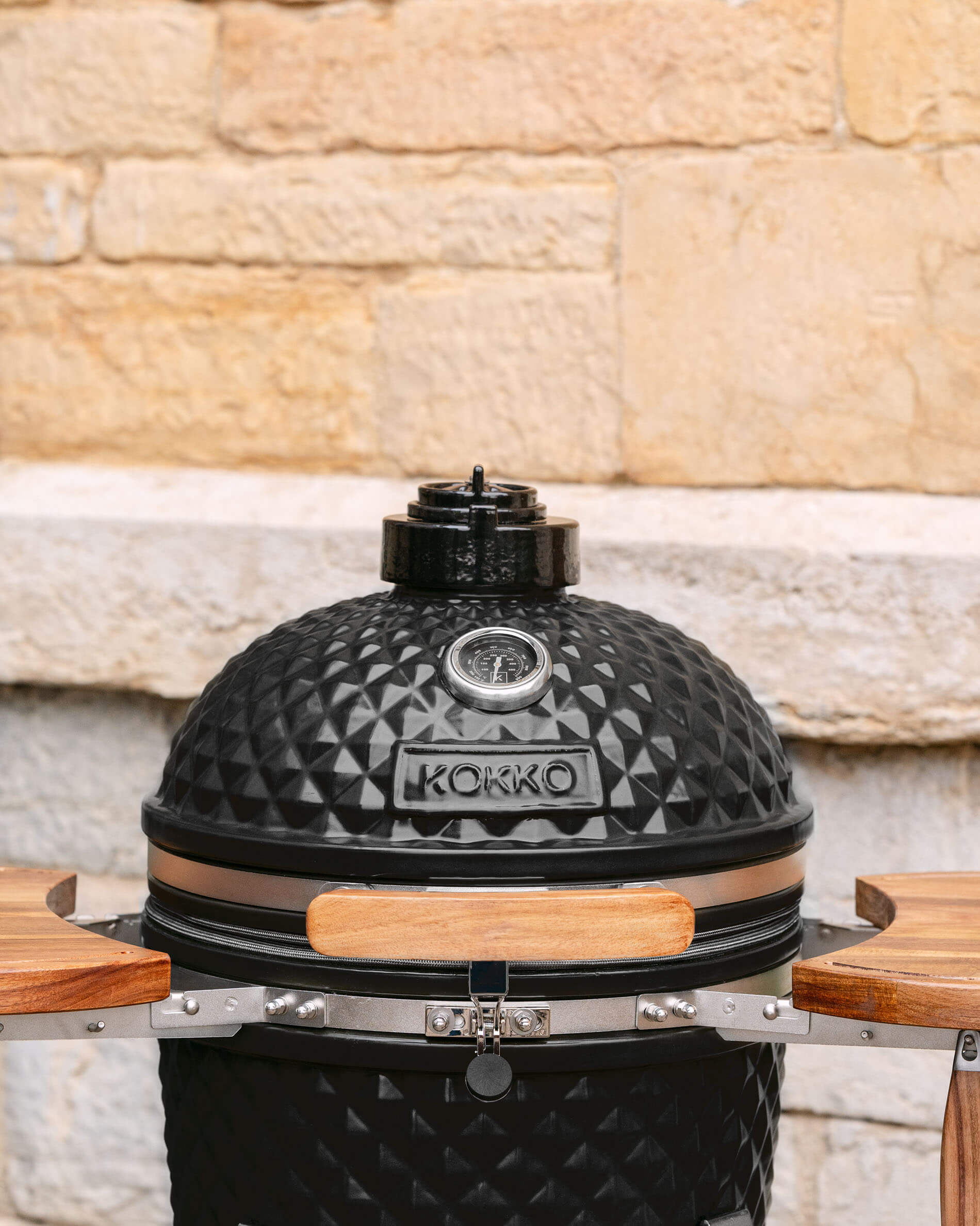 Vue frontale du kamado Kokko L 18 pouces en céramique noir profond.