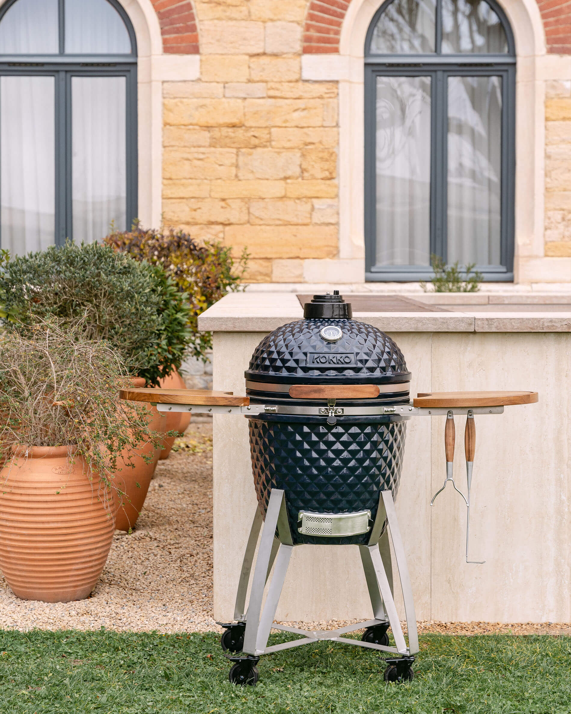 Kokko XL 22-inch ceramic kamado in navy blue shown closed on its cart.