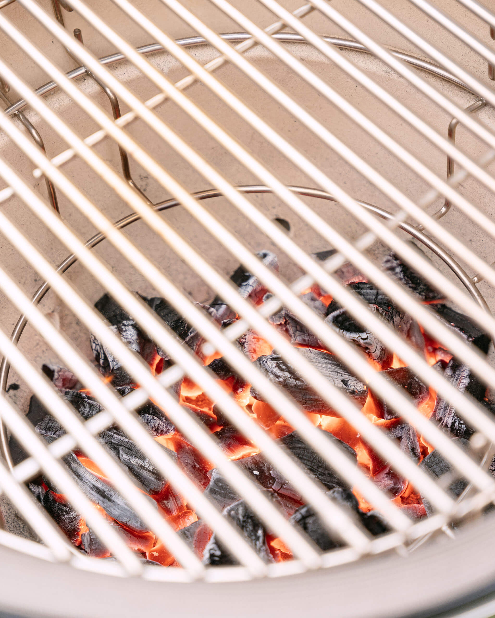 Gros plan sur la grille de cuisson en inox du kamado Kokko.