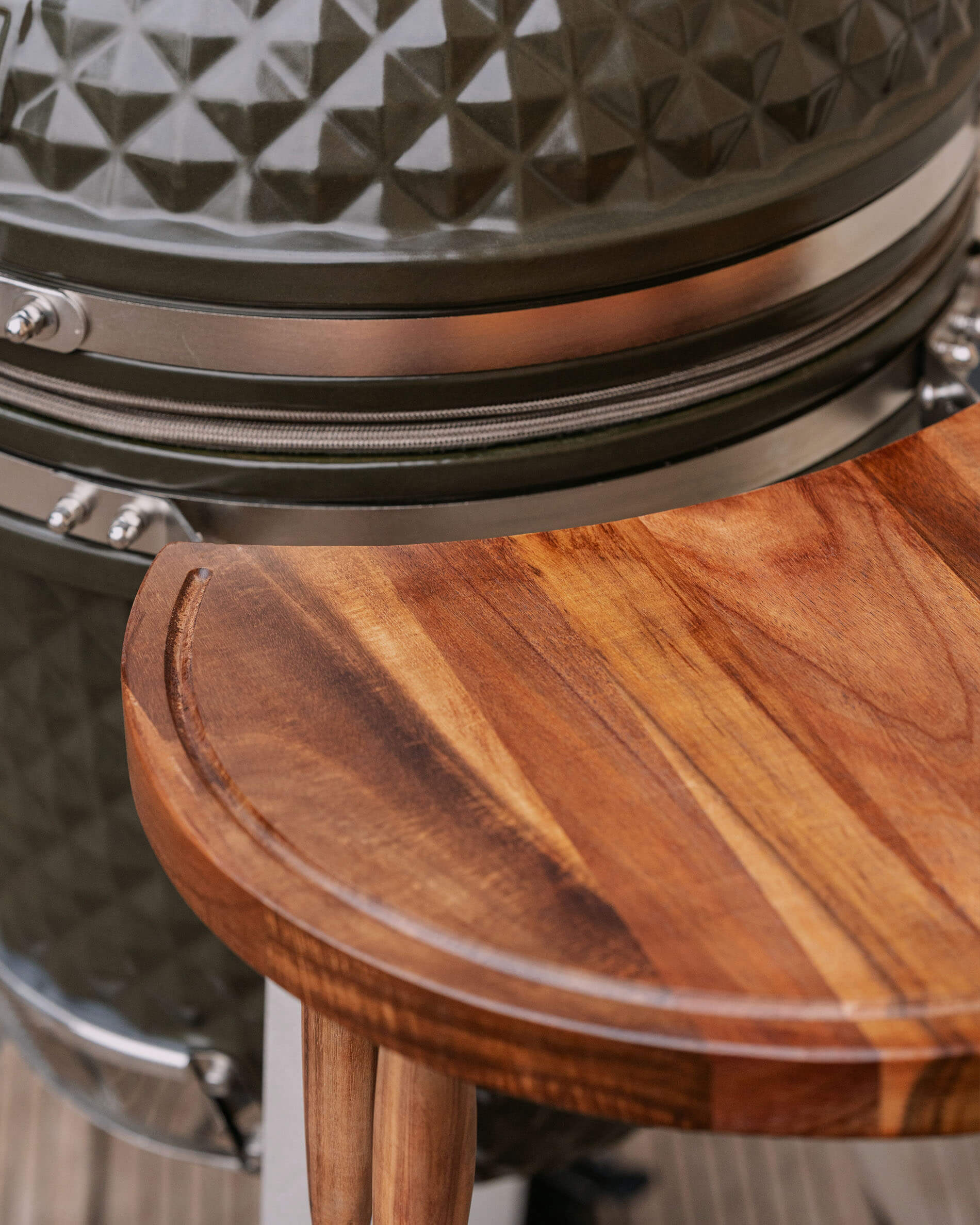 Détail des tablettes en bois sur kamado Kokko XL vert olive.