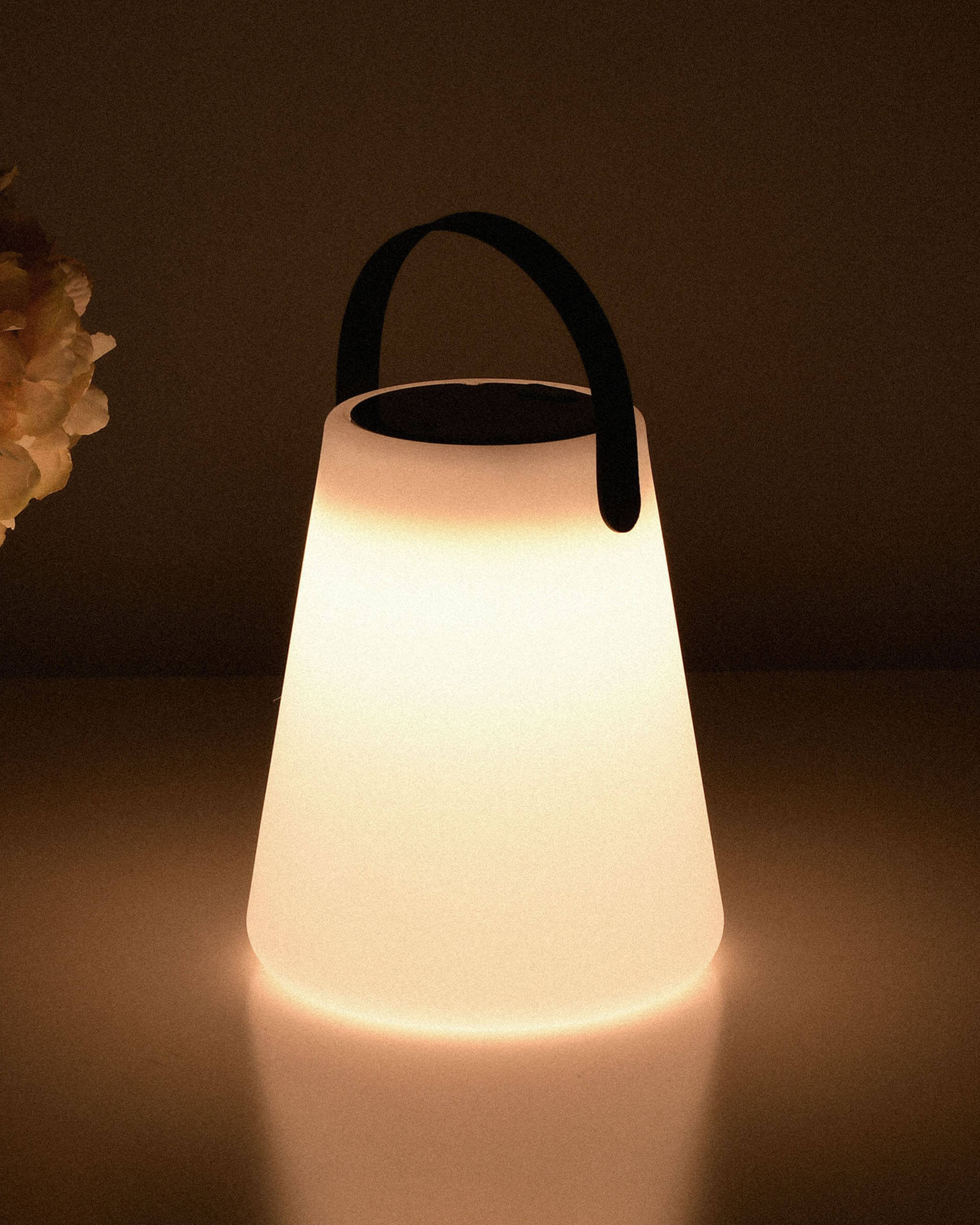 Solar cone outdoor lamp