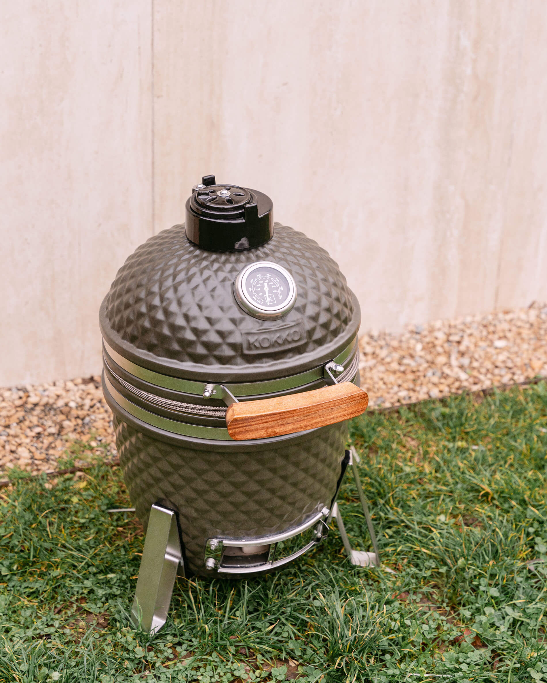 Kamado Little Kokko 13 en céramique présenté en extérieur.