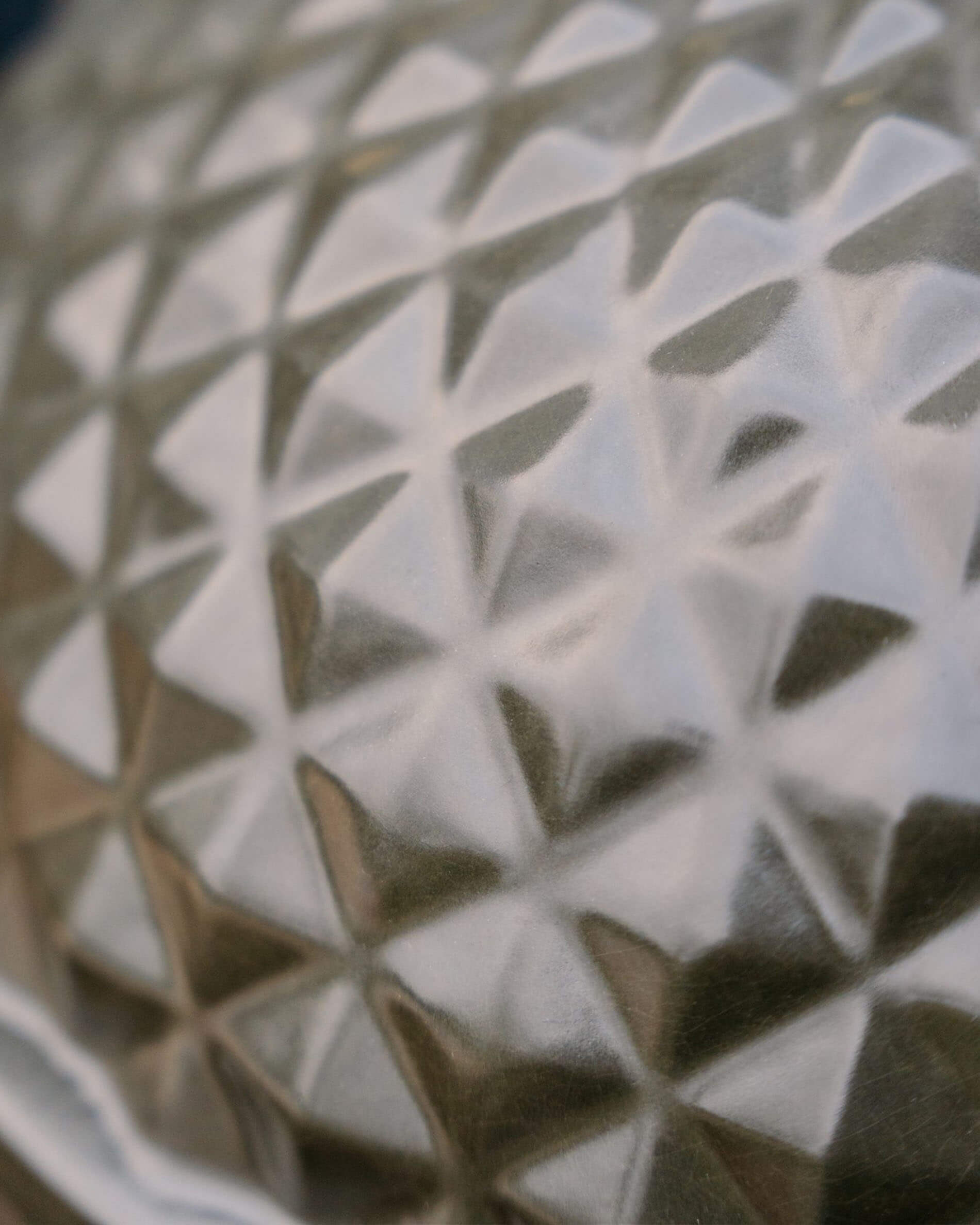 Gros plan sur la céramique texturée vert olive du kamado Kokko.