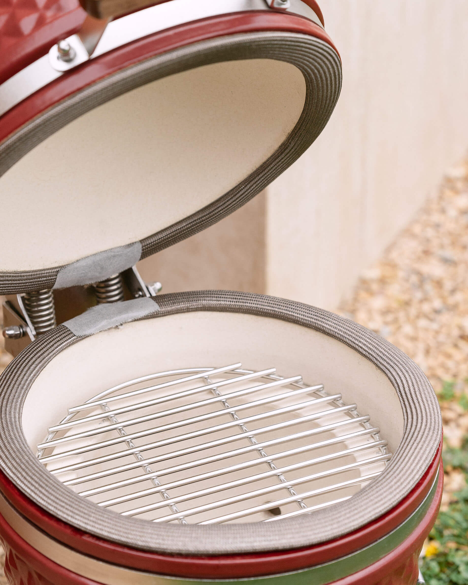 Intérieur du kamado Little Kokko 13 avec grille de cuisson.