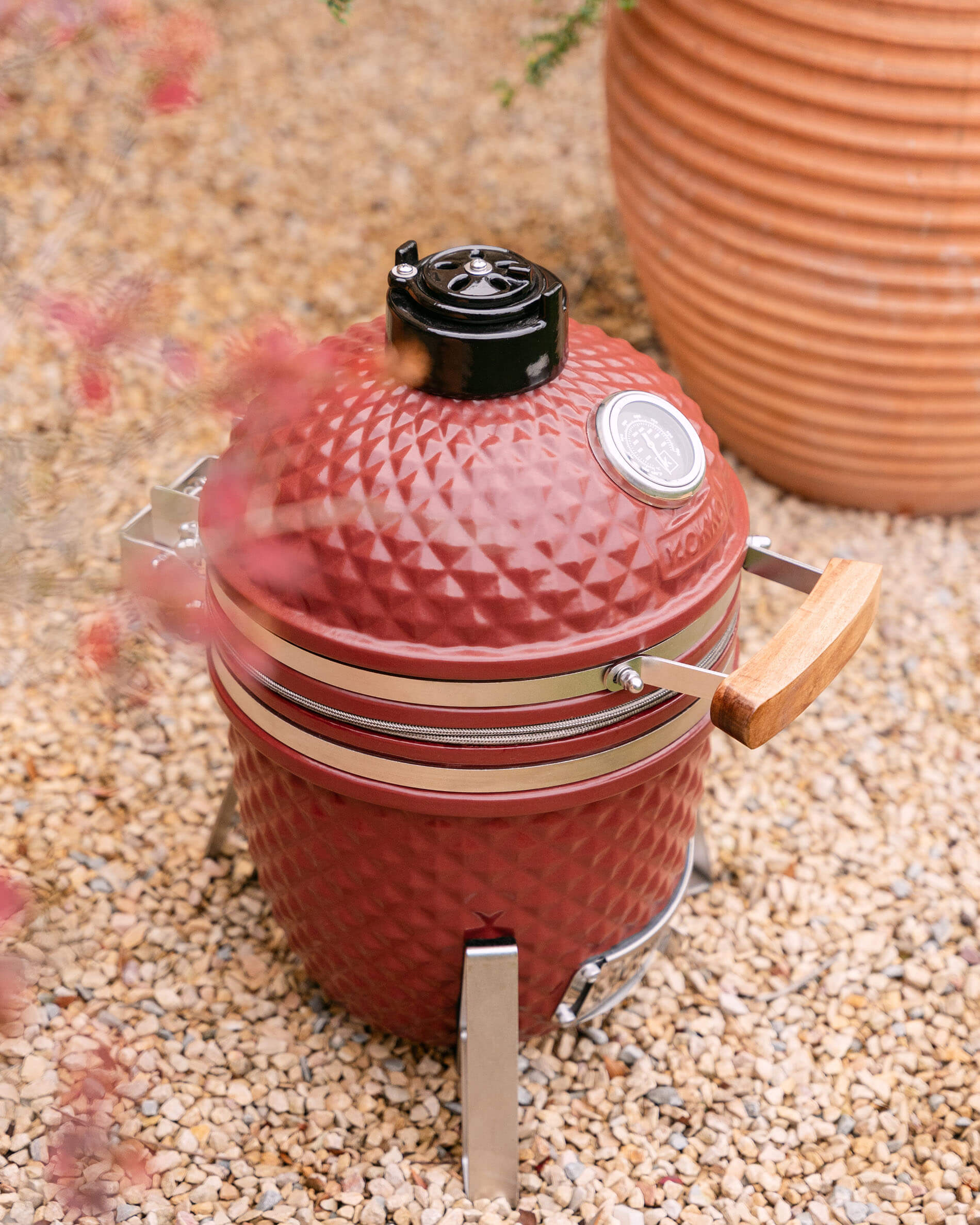 Kamado Little Kokko 13 en céramique rouge oxyde vu de face.