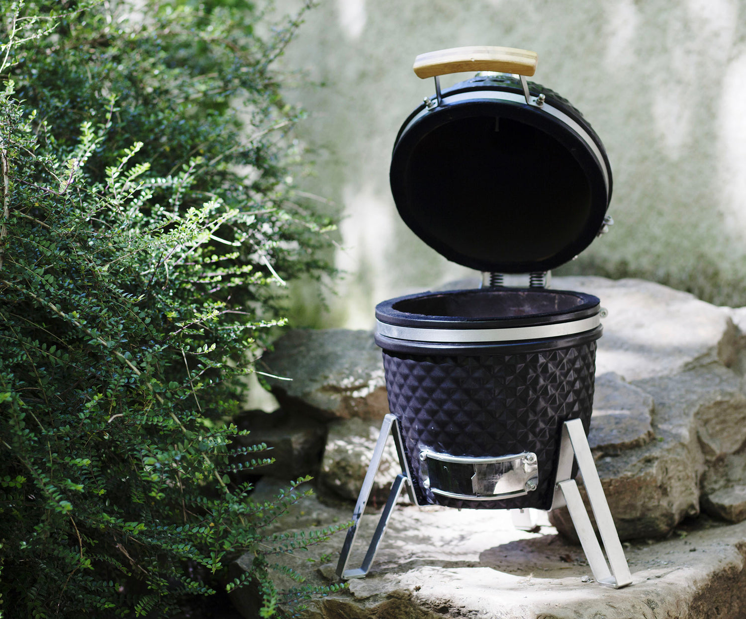 Kamado Kokko L 18 pouces installé en extérieur sur son support.