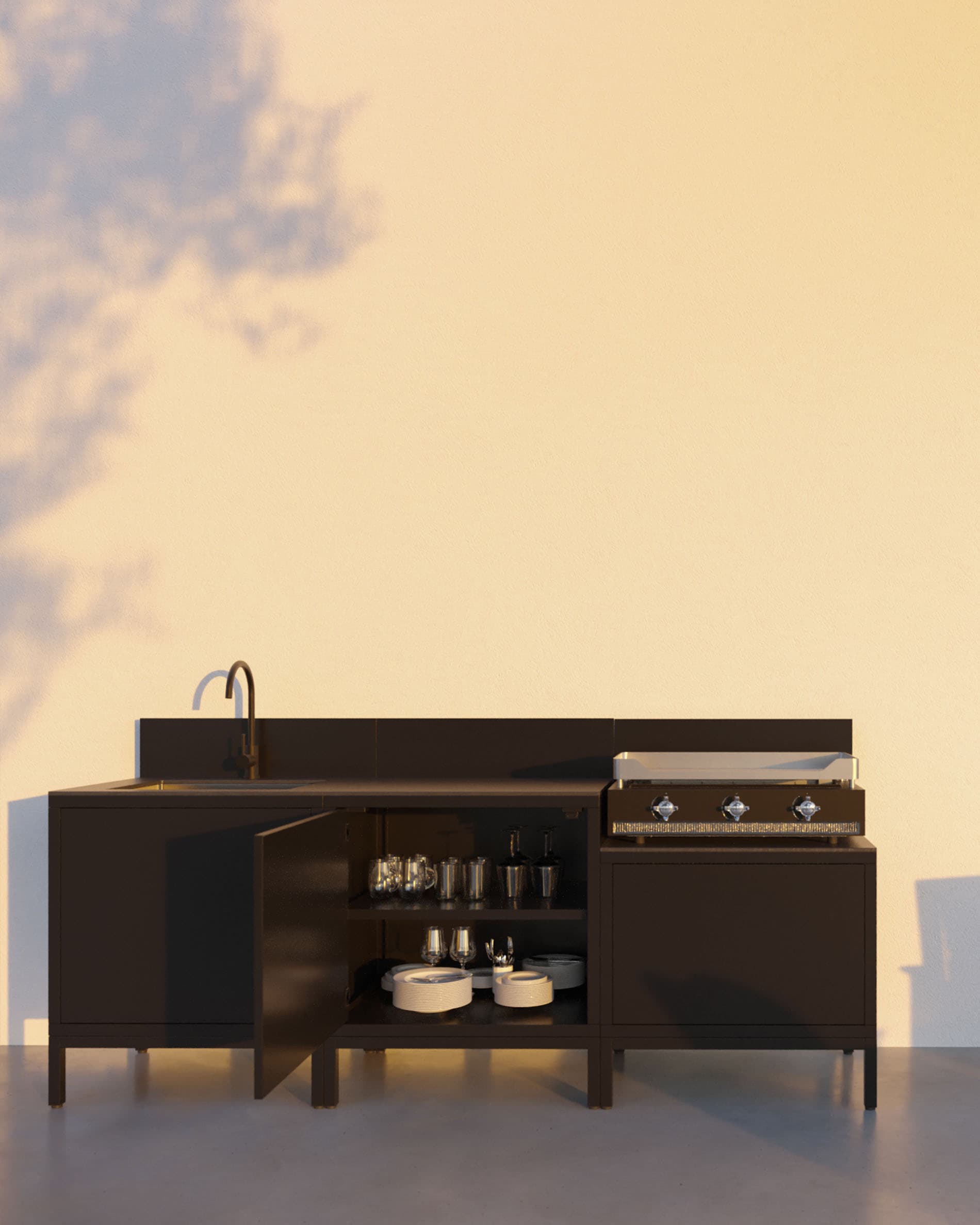 Cuisine extérieure pilotis avec plancha intégrée, meubles coloris noir, évier et rangements ouverts, montrant l’espace de stockage intérieur.