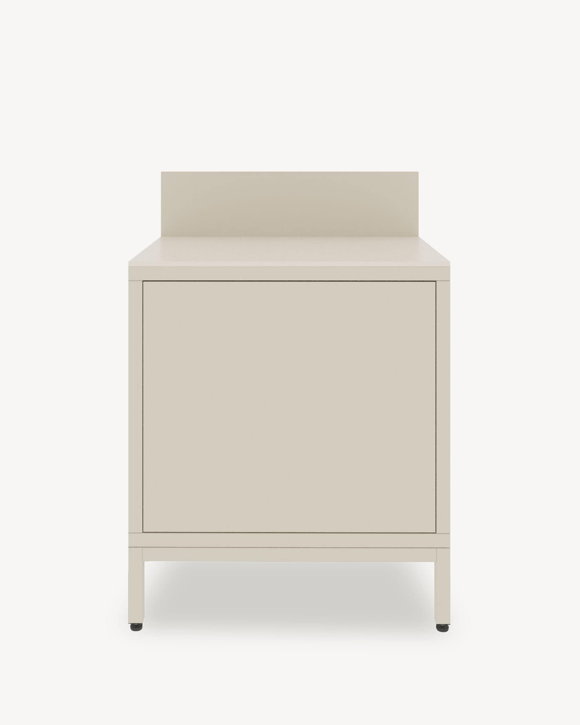 Module de cuisine pilotis avec rangement fermé, façade coloris crème, plan de travail sombre et crédence intégrée.