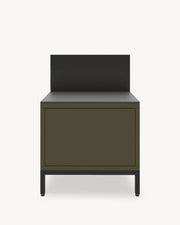 Module de cuisine pilotis pour plancha, façade coloris vert olive, rangement fermé, plan de travail et crédence intégrés.