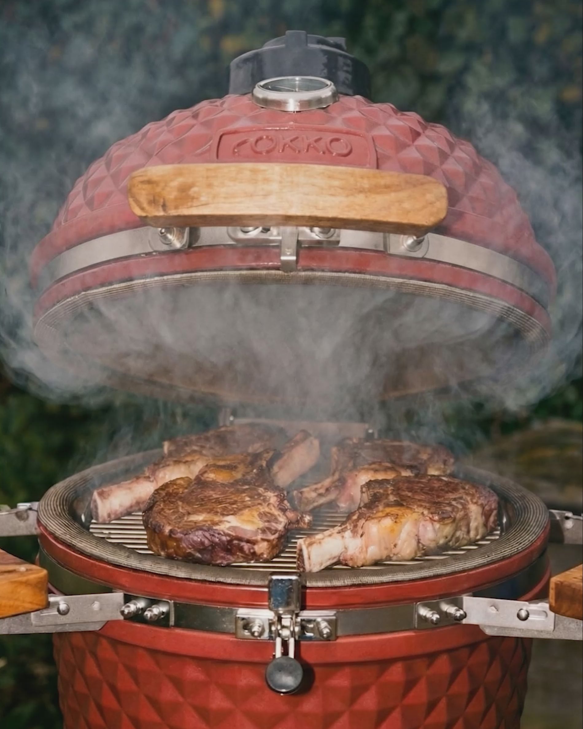 Load video: Vidéo de démonstration des performances du kamado Kokko en cuisson