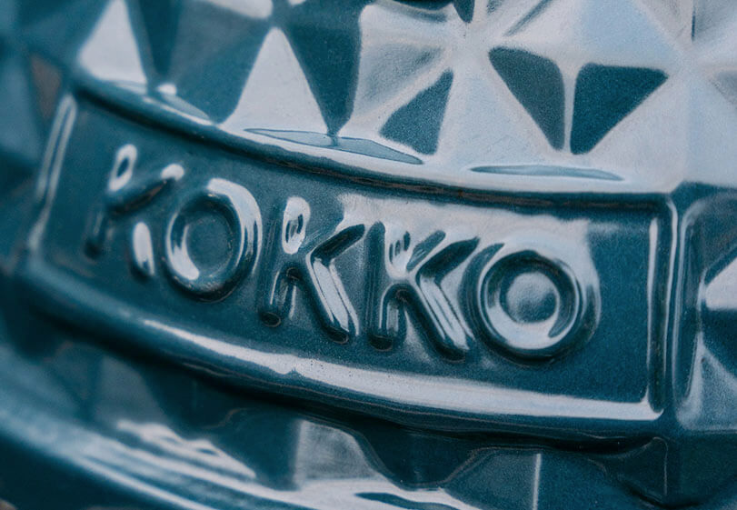 Close-up of the ocean blue textured ceramic on a Kokko kamado, highlighting the quality of the materials.