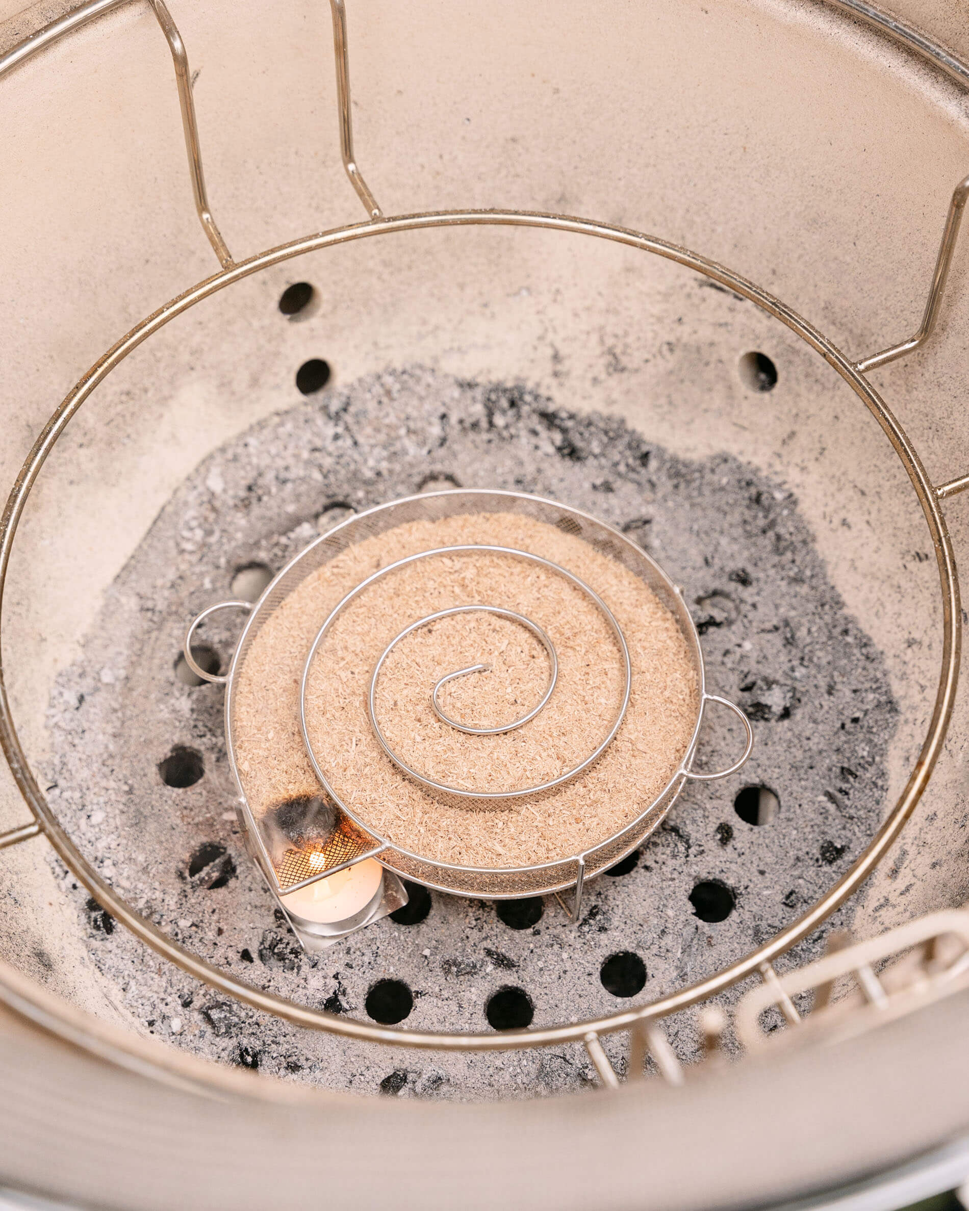 Cold smoking maze with wood dust