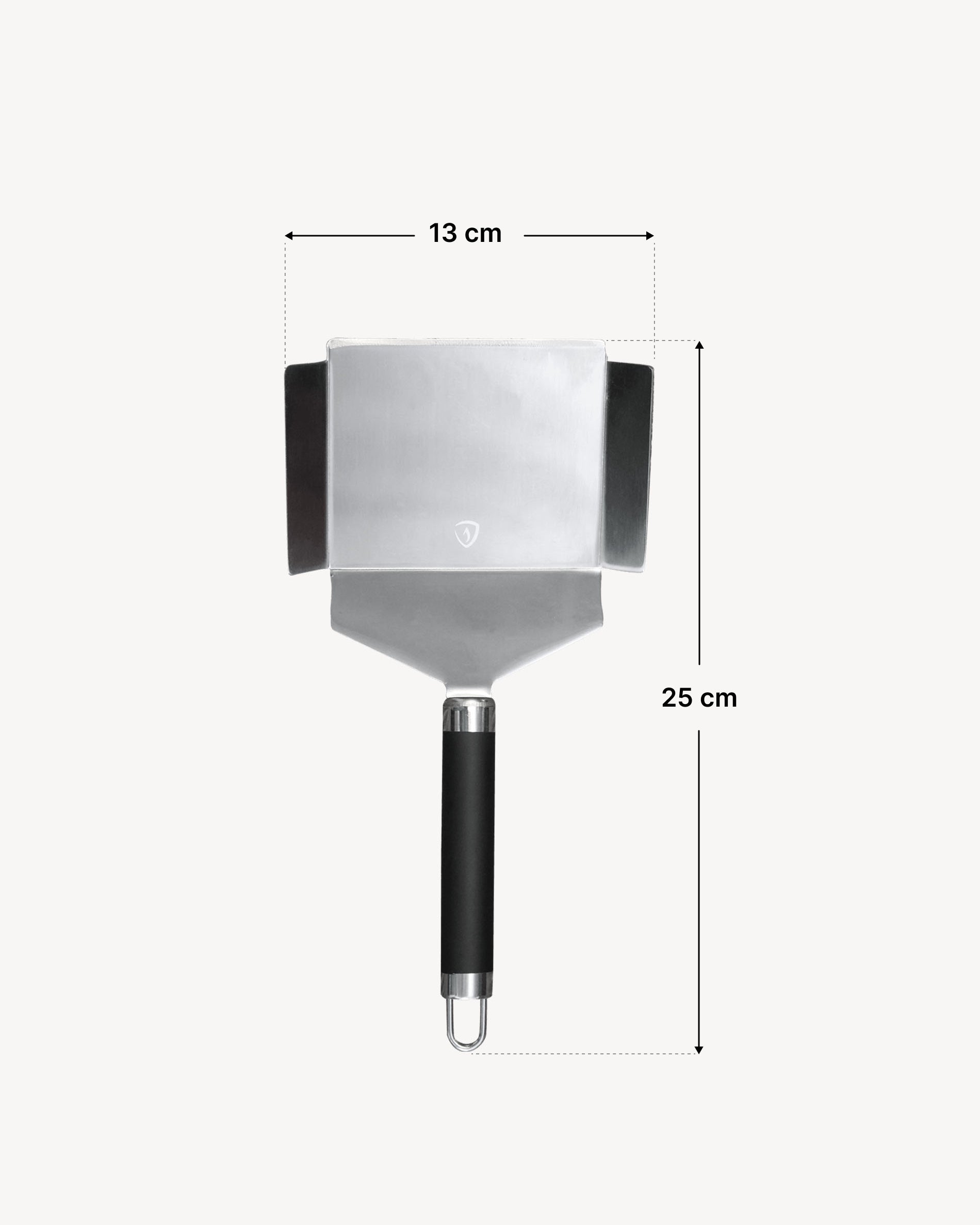 Spatule légumes en inox avec lame large et bords latéraux relevés, équipée d’un manche ergonomique noir avec anneau de suspension, présentée avec un schéma de dimensions indiquant une largeur de lame de 13 cm et une longueur totale de 25 cm.