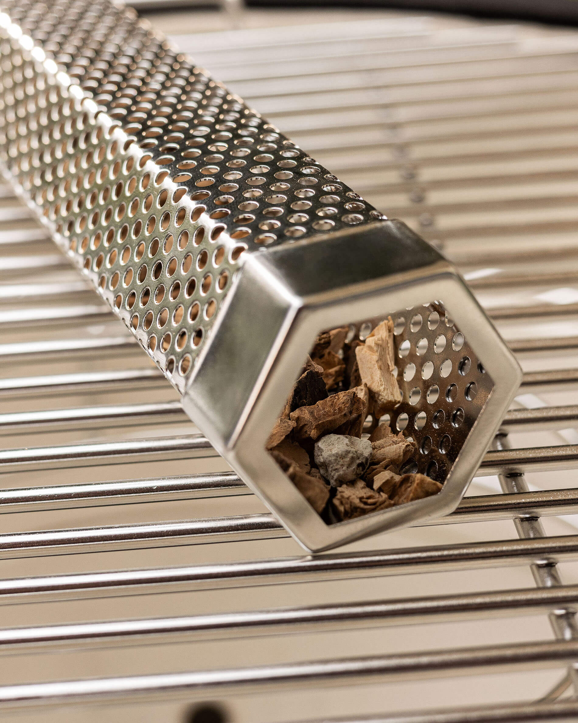 Tube générateur de fumée pour fumage à chaud